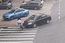 一小米设备意外撞倒过马路电瓶车，未启动状态下发生，工作人员解释存在概率因素