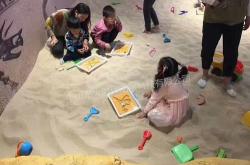 孩子们化身小小考古学家，在家门口体验三星堆考古魅力~