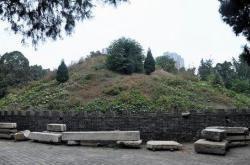 这座古墓出土一件神秘青铜器，专家考证后，竟破解了千古谜团
