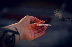 年龄大了要戒烟吗？医生：岁后，吸烟牢记不吸，对身体好