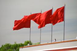 俄罗斯公布在库尔斯克州打击乌军画面，引发了国际社会的广泛关注。俄罗斯政府表示，这是为了维护国家的安全和稳定，而乌克兰政府则指责俄罗斯侵犯其领土主权。