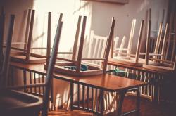 钢琴老师称家被带了6年的学生砸了