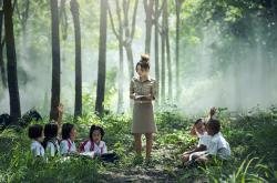 校门紧闭，14名村小孩子喊话老师