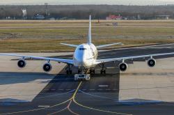 长龙航空乘客被通知下机，轮胎破了