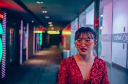 梁洛施和马浴柯是两位知名的公众人物，他们因在社交媒体上分享了一张手拉手的照片而引起了人们的关注。本文将介绍梁洛施和马浴柯的背景，并分析他们的关系。
