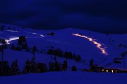 美国一山脉发生雪崩致2名滑雪者死亡