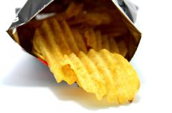巴黎世家薯片包售价7100元，奢侈品消费背后的文化意义