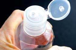 见到这种草莓熊瓶子请立刻报警