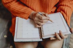 了解女孩初次月经，周期、持续时间与健康指南